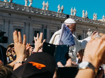 教皇与白天的人包围
